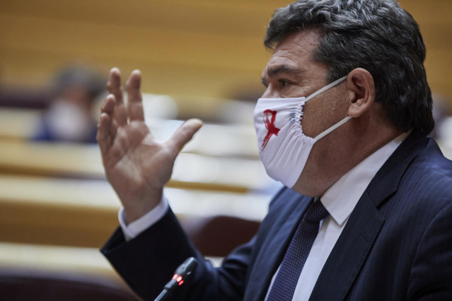 El ministro de Inclusión, Seguridad Social y Migraciones, José Luis Escrivá, interviene durante una sesión de control al Gobierno en el Senado, en Madrid (España), a 1 de diciembre de 2020. Se trata de la última sesión de control al Ejecutivo del año y, a
