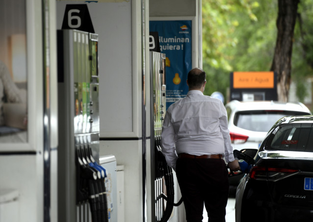 Un hombre echa gasolina a su coche en una gasolinera