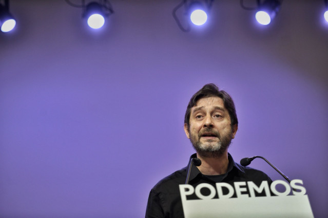 El portavoz de Podemos y secretario de la formación para relaciones con la Sociedad Civil, Rafa Mayoral, en una rueda de prensa en la sede del partido.
