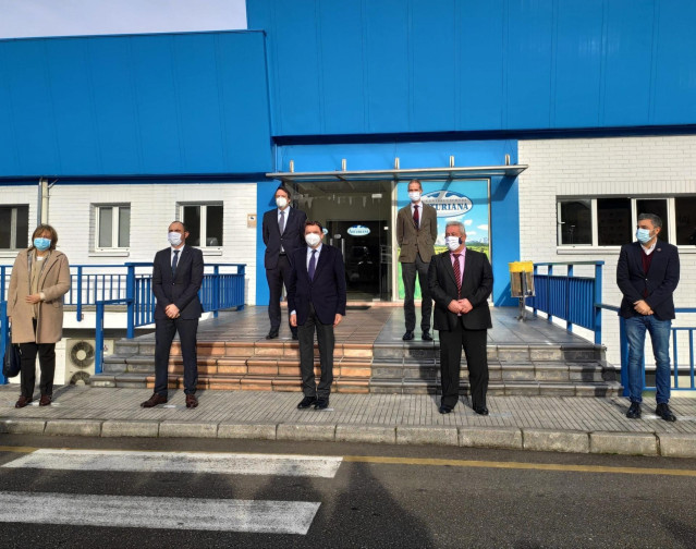 El ministro de Agricultura, Pesca y Alimentación, Luis Planas, visita las instalaciones de la Central Lechera Asturiana junto a la delegada del Gobierno, Delia Losa, el consejero del ramo, Alejandro Calvo, y representantes de Capsa Food.