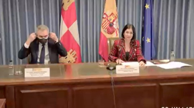 La ministra y el delegado del Gobierno, durante su comparecencia ante los medios.