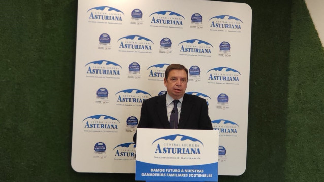 El ministro de Agricultura, Pesca y Alimentación, Luis Planas, ofrece  una rueda de prensa en la sede de la Central Lechera Asturiana, en Siero.