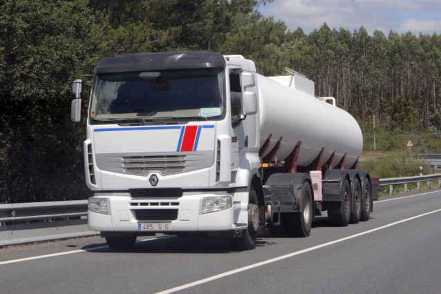 Un camión circula por la carretera.