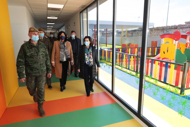 La ministra de Defensa, Margarita Robles, en una visita a la escuela infantil de la base de El Goloso (Madrid)