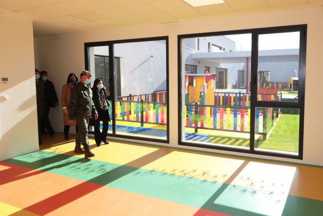La ministra de Defensa, Margarita Robles, en la visita a la escuela infantil de la base de El Goloso (Madrid)