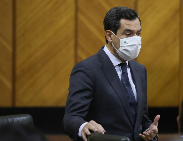 El presidente de la Junta de Andalucía, Juanma Moreno, en el Pleno del Parlamento.