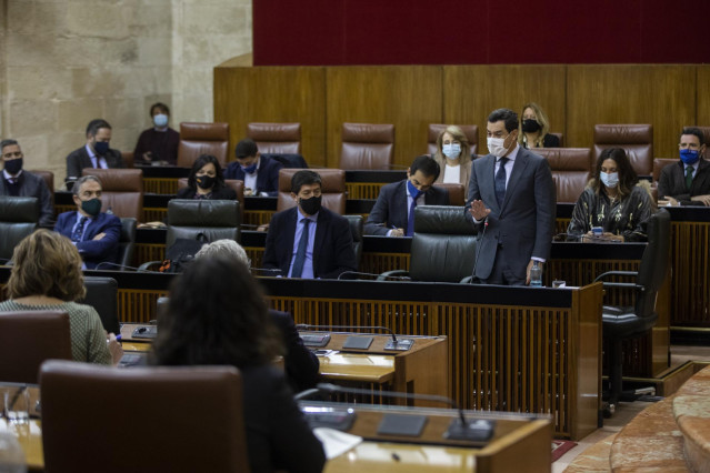 El presidente de la Junta de Andalucía, Juanma Moreno (d), junto al vicepresidente de la Junta, Juan Marín (c);y el consejero de Presidencia, Elías Bendodo (i); durante su intervención en la sesión de control al gobierno en el Pleno del Parlamento de Anda