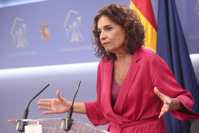 La ministra de Hacienda, María Jesús Montero, en una rueda de prensa en el Congreso