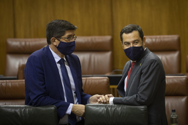El vicepresidente de la Junta de Andalucía, Juanma Moreno (d), junto al vicepresidente de la Junta, Juan Marín (i) en una foto de archivo.