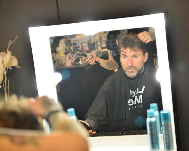El actor Antonio de la Torre recibe los últimos retoques en un reservado del Palacio de Deportes José María Martín Carpena de Málaga (Andalucía, España), antes del comienzo de la gala de la XXIV edición de los Premios Goya, a 25 de enero de 2020.