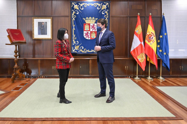 Carolina darias (I) y Alfonso Fernández Mañueco (D).