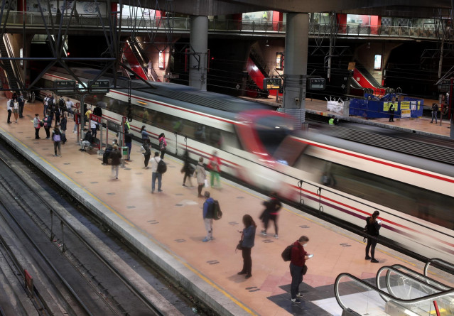 Pasajeros esperan en un andén de la Estación de Madrid-Puerta de Atocha Adif, en Madrid (España), a 28 de septiembre de 2020.