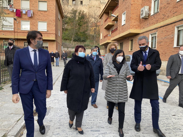 El consejero de Fomento, Juan Carlos Suárez-Quiñones, junto a la alcaldesa de Segovia, Clara Luquero, la ministra de Política Territorial y Función Pública, Carolina Darias, y el Delegado del Gobierno en Castilla y León, Javier Izquierdo.