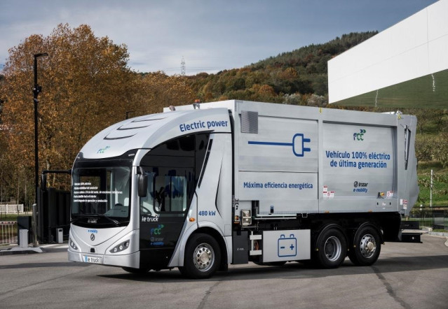 FCC Medio Ambiente e Irízar e-mobility han presentado este miércoles una plataforma de movilidad electrónica para vehículos de servicios urbanos en el Smart City Expo World Congress, salón sobre ciudades inteligentes que se celebra desde el martes hasta e