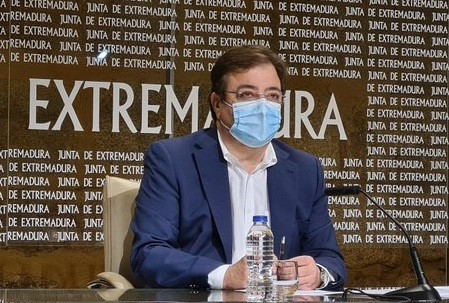 Fernández Vara en una rueda de prensa en Mérida.