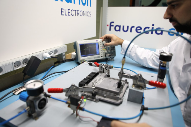 Reparación de piezas electrónicas.