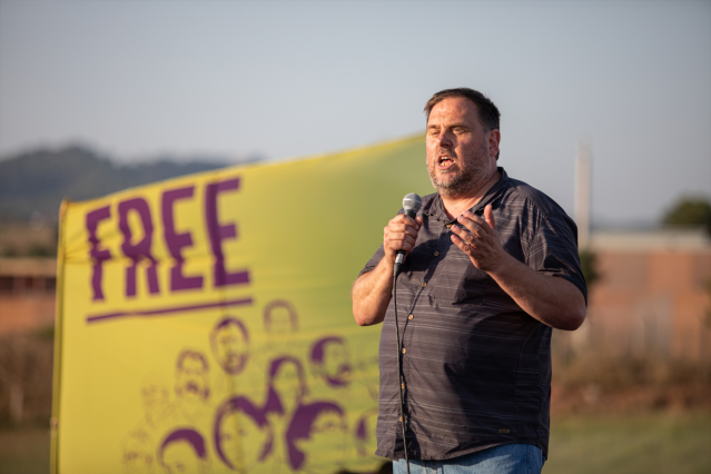 El líder de ERC, Oriol Junqueras, comparece ante los medios junto a los otros condenados por el proceso indepentista antes de volver a ingresar en la cárcel de Llenoders (Barcelona).