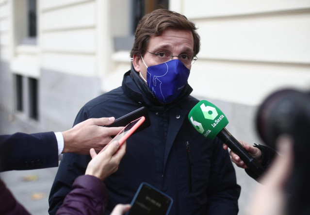 El alcalde de Madrid, José Luis Martínez Almeida, ofrece declaraciones a los medios de comunicación a su llegada al Colegio de Abogados de Madrid (ICAM), para participar en el Foro Justicia del Ilustre en Madrid (España), a 4 de diciembre de 2020.