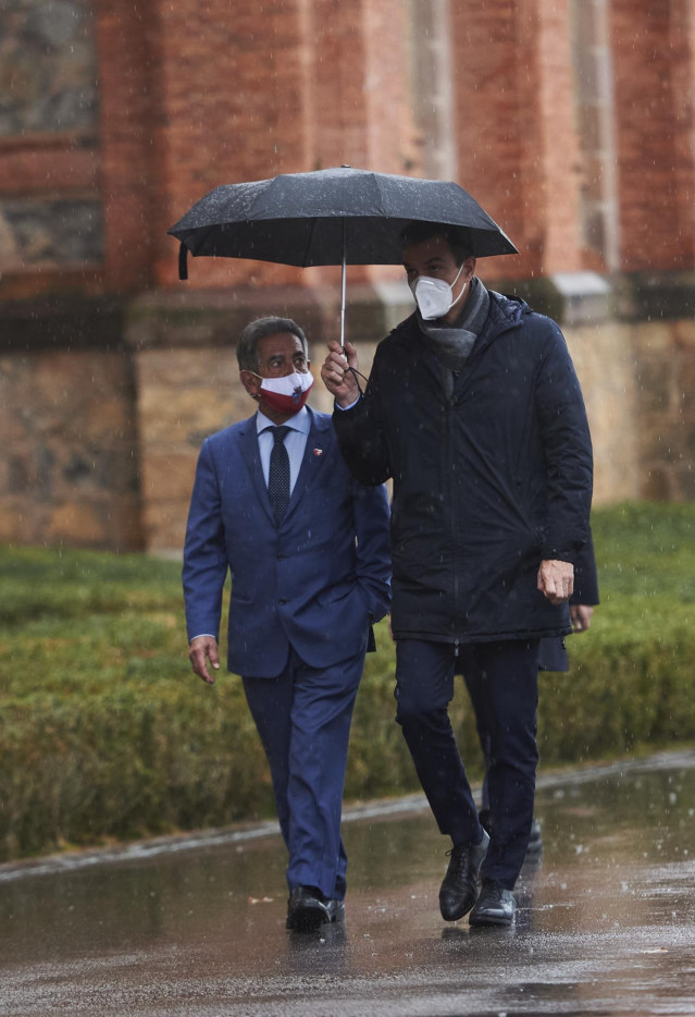 El presidente de Cantabria, Miguel Ángel Revilla (i), junto al presidente del Gobierno, Pedro Sánchez