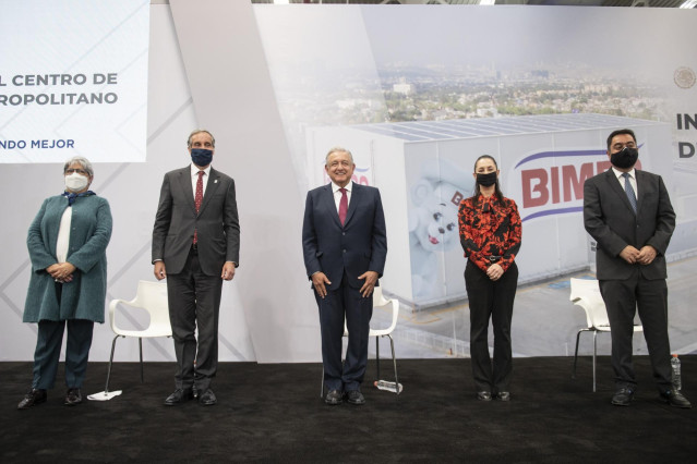 El presidente de México, Andrés Manuel López Obrador; y la jefa de Gobierno de Ciudad de México, Claudia Sheinbaum; durante la inauguración de un centro de distribución de Bimbo en Ciudad de México