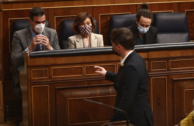 El portavoz parlamentario de ERC, Gabriel Rufián (abajo) el presidente del Gobierno, Pedro Sánchez (1i) tras la aprobación de los Presupuestos Generales del Estado (PGE)