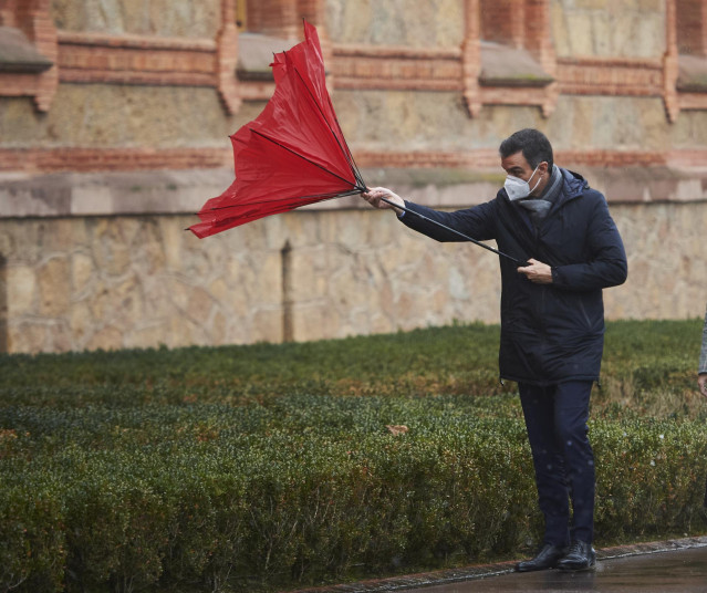 El presidente del Gobierno, Pedro Sánchez, con el paraguas volcado a su llegada a la Capilla del Seminario Mayor de Comillas, Cantabria (España), a 4 de diciembre de 2020.
