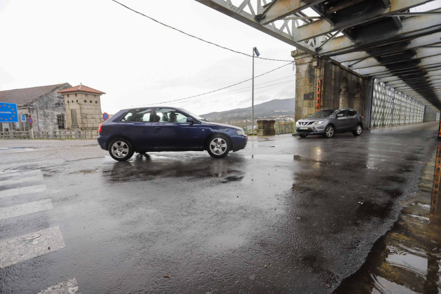 Vehículos en la frontera Galicia-Portugal zona da Ponte Internacional Tui-Valença, en Pontevedra, Galicia (España), a 4 de diciembre de 2020.