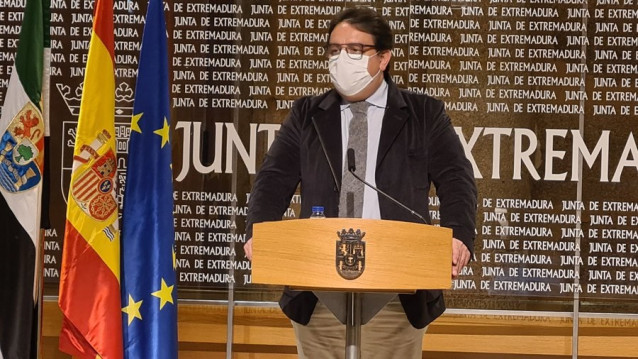 El vicepresidente segundo y consejero de Sanidad y Servicios Sociales, José María Vergeles, en rueda de prensa