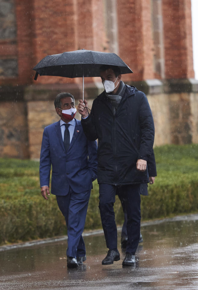 El presidente de Cantabria, Miguel Ángel Revilla, y el presidente del Gobierno, Pedro Sánchez