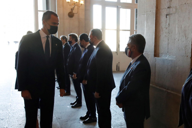 Foto de archivo. El Rey Felipe VI y el presidente de Cantabria, Miguel Ángel Revilla