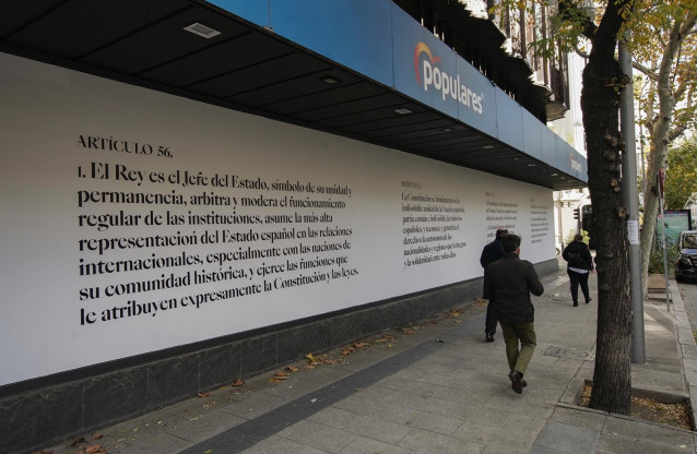 El PP celebra la Constitución cubriendo su fachada con artículos de la Carga Magna. En Madrid, a 4 de diciembre de 2020.