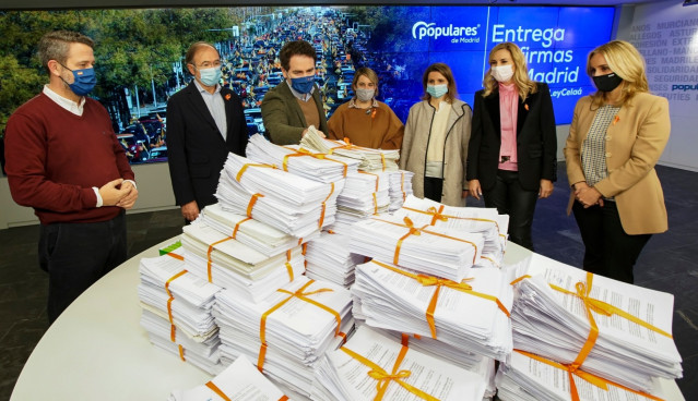 El secretario general del PP, Teodoro García Egea, con las firmas recogidas en Madrid contra la reforma educativa, conocida como Ley Celaá. Le acompañan Ana Camis, Pío García Escudero y Ana Beltrán, entre otros. En Madrid, a 3 de diciembre de 2020.