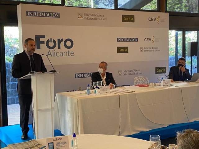 El ministro de Transportes, Movilidad y Agenda Urbana, José Luis Ábalos, en Alicante