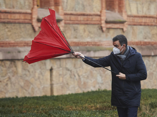 El presidente del Gobierno, Pedro Sánchez, con el paraguas volcado a su llegada a la Capilla del Seminario Mayor de Comillas, Cantabria (España), a 4 de diciembre de 2020.