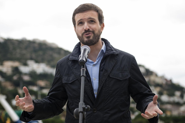 El presidente del PP, Pablo Casado, ofrece una rueda de prensa en la longa de Roses, en Girona, Catalunya (España), a 4 de diciembre. Casado ha viajado hasta allí para mantener una reunión con los presidentes de cofradías de pescadores.