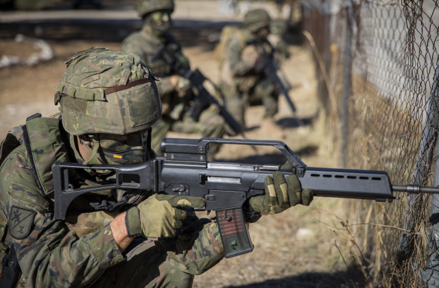 Soldados de la Legión en una maniobra de simulación de fusiles
