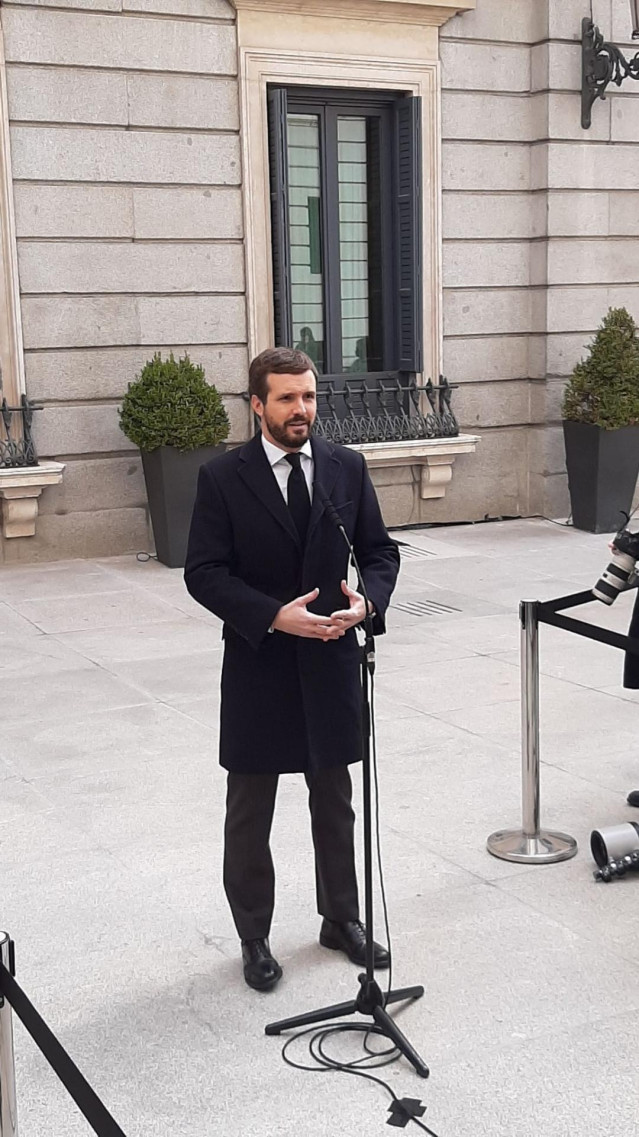 El líder del PP, Pablo Casado, atiende a los periodistas antes de participar en el acto de 42 aniversario de la Constitución en el Congreso. En Madrid, a 6 de diciembre de 2020.
