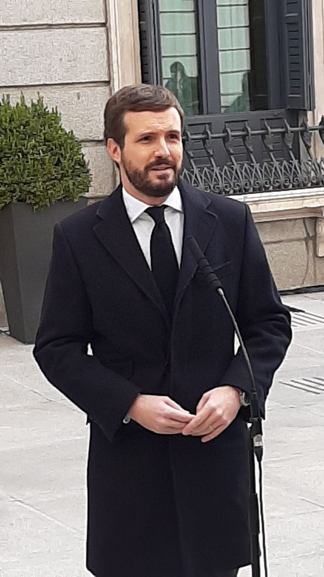El líder del PP, Pablo Casado, atiende a los medios antes de participar en el acto de 42 aniversario de la Constitución en el Congreso. En Madrid, a 6 de diciembre de 2020.