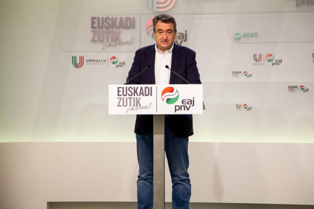 El portavoz del PNV en el Congreso, Sitor Esteban, en rueda de prensa el Día de la Constitución