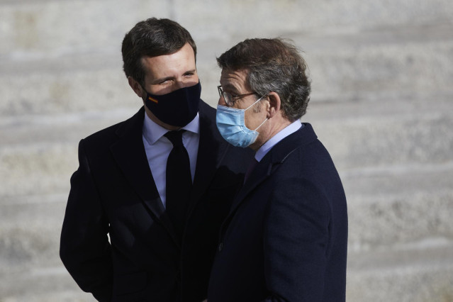 El presidente del PP, Pablo Casado, y el presidente de la Xunta de Galicia, Alberto Núñez Feijóo, durante el acto institucional por el Día de la Constitución en el Congreso de los Diputados, en Madrid (España), a 6 de diciembre de 2020.