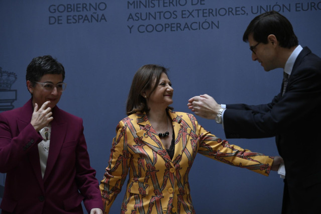 (I-D) La ministra de Asuntos Exteriores, Unión Europea y Cooperación, Arancha González Laya; la nueva secretaria de Estado de Asuntos Exteriores y para Iberoamérica y el Caribe, Cristina Gallach; y el nuevo secretario de Estado para la Unión Europea, Juan