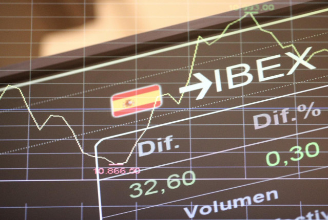 Valores del Ibex 35 en la bolsa de Madrid (España), a 10 de noviembre de 2020. El Ibex 35 ha iniciado la sesión de este martes con una subida del 0,45%, lo que ha llevado al selectivo a situarse en los 7.493 enteros a las 9.01 horas, tras la euforia desat