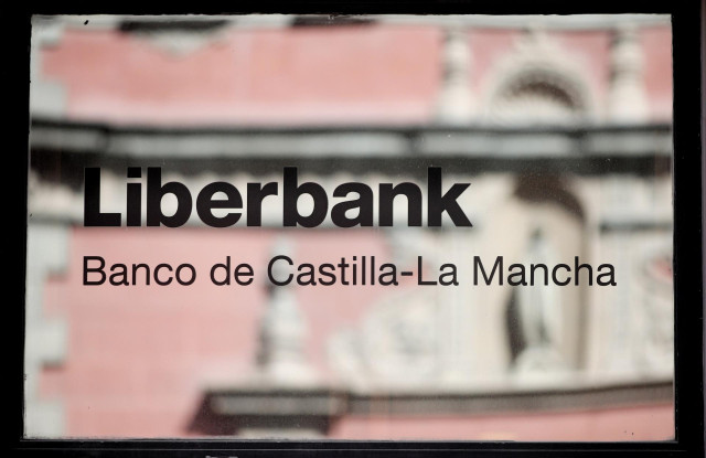 Placa en la entrada a una oficina de Liberbank, en Madrid (España), a 5 de octubre de 2020.