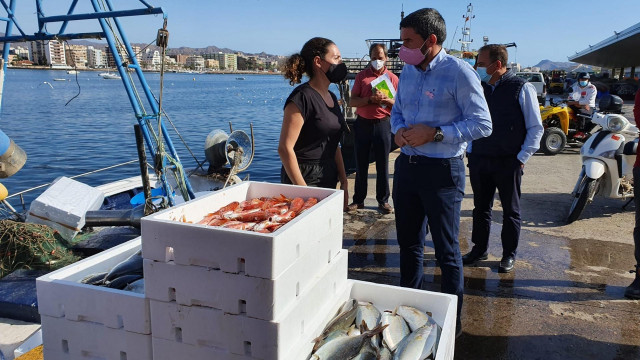 Foto de archivo del consejero Antonio Luengo en una visita a la Lonja de pescado de Águilas