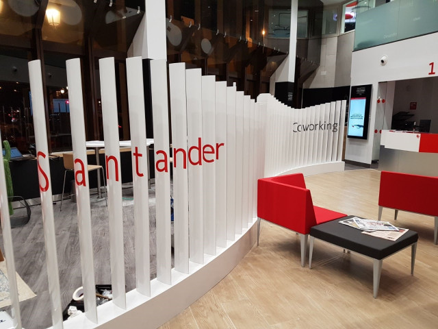 Banco Santander ha iniciado un proceso de transformación en sus oficinas por el que habilitará espacios de 'coworking' para clientes y no clientes de la entidad con el objetivo de reforzar su imagen de marca