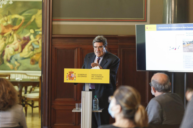 El ministro de Inclusión, Seguridad Social y Migraciones, José Luis Escrivá, interviene durante una rueda de prensa posterior a su visita al Centro de Salvamento Marítimo y el nuevo edificio de Capitanía Marítima, en Las Palmas de Gran Canaria, Gran Canar