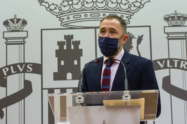 El delegado del Gobierno en el País Vasco, Denis Itxaso, ofrece una rueda de prensa en la subdelegación del Gobierno en Gipuzkoa