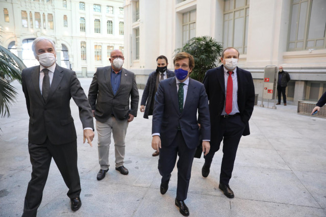 El alcalde de Madrid, José Luis Martínez-Almeida, junto con el presidente de CEIM, Miguel Garrido; y el secretario general de UGT Madrid, Luis Miguel López Reíllo.