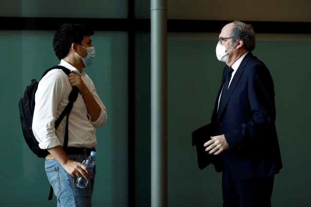 El portavoz de Más Madrid en la Asamblea regional, Pablo Gómez (i), conversa con el portavoz socialista Ángel Gabilondo (d), durante una nueva sesión de control en la Asamblea de Madrid en la que la oposición pide a la presidenta regional que rinda cuenta