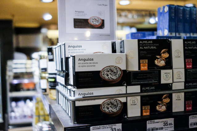Paquetes de angulas en la sección de conservas de un supermercado, donde se muestran los precios y ofertas coincidiendo con los preparativos de las fiestas navideñas.